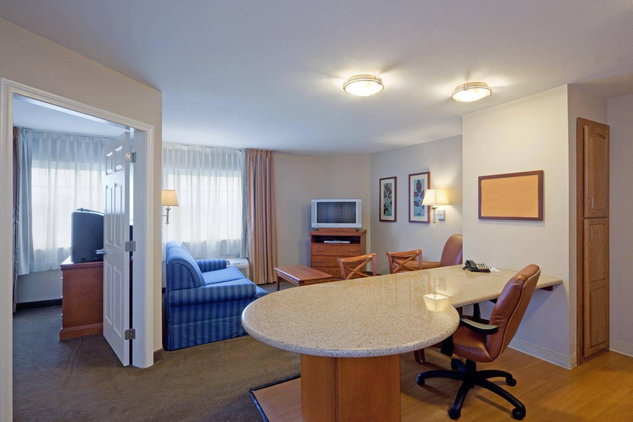 Candlewood Suites-West Springfield By Ihg Exterior photo